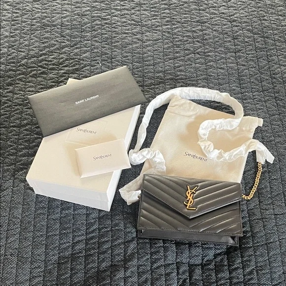 Saint Laurent
Cassandre Envelope Chain Wallet in Lambskin - Picture 6 of 12